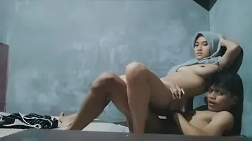 Aku Diatas Ngentot Brutal, Memek Basah Naik Turun Sampe Crot Banjir Dalem