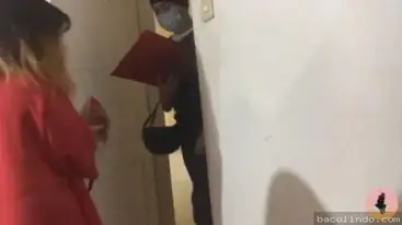 Kurir Paket Ngintip Terus Ngentot Istri Orang di Depan Pintu